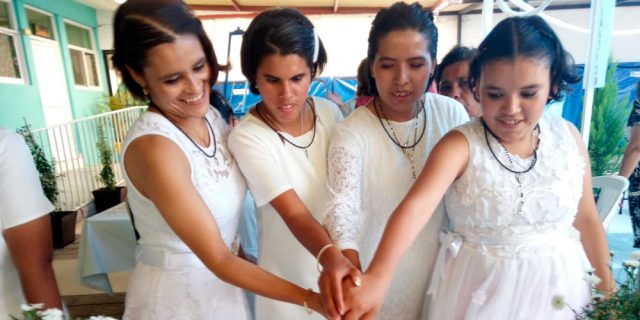 Nuestras niñas reciben los sacramentos